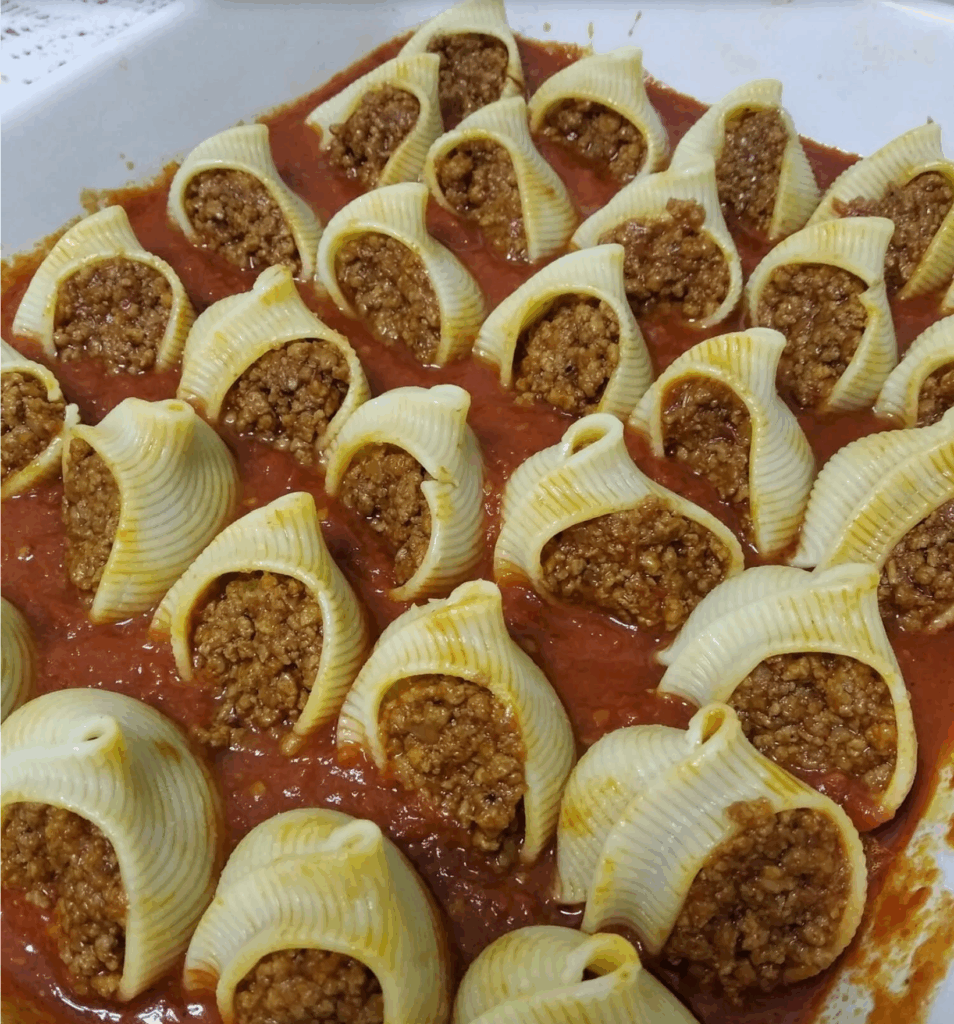 Shell pasta with minced meat and tomato sauce: A dish that truly stands out!
